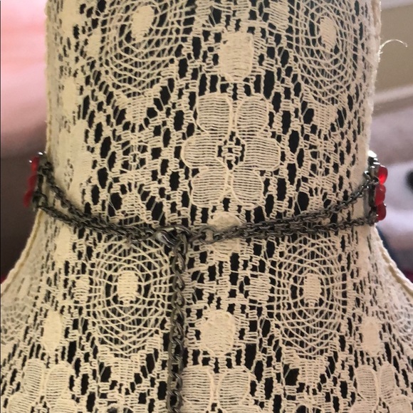 Choker necklace red floral detail - Picture 4 of 6